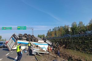 Tragedia na krajowej siódemce. W Pawłowie tir najechał na osobówkę. Droga jest zablokowana