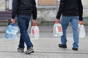 Na zalanym obszarze: jedyna bezpieczna opcja to woda butelkowana!