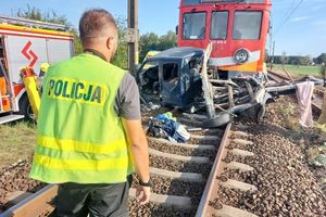 Dostawczak zderzył się z pociągiem. Dwie osoby zginęły