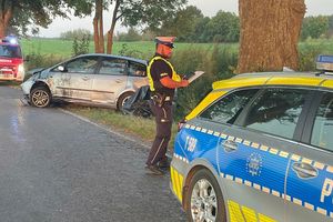 66-latek trafił do szpitala po dachowaniu pojazdem