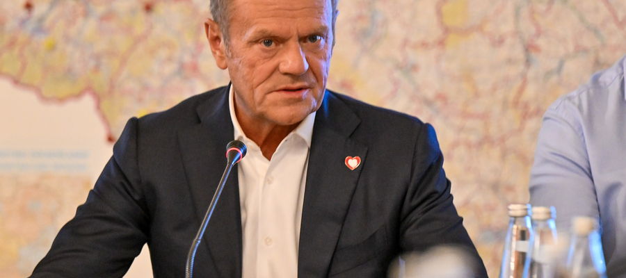 Premier Donald Tusk podczas narady sztabu kryzysowego we Wrocławiu, 24 bm.