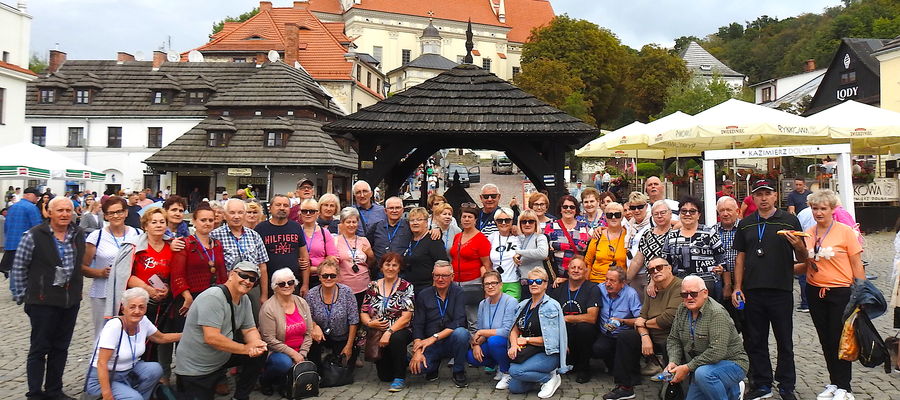 Wycieczkowicze na rynku w Kazimierzu Dolnym