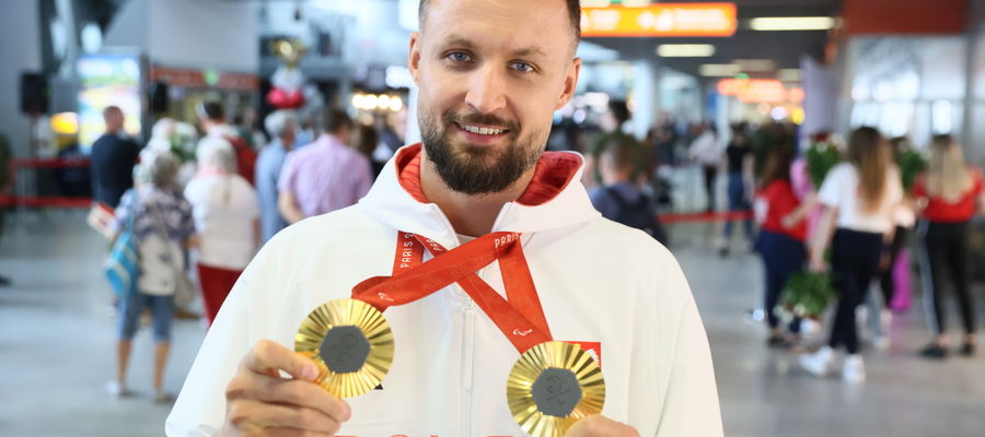 Patryk Chojnowski na warszawskim lotnisku po powrocie z Francji
