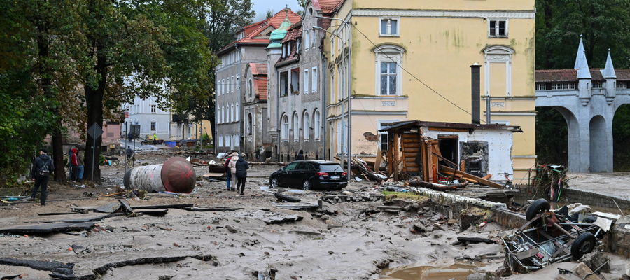 15.09.2024. Dynamiczna sytuacja powodziowa. Rzeka Biała Lądecka zalała Lądek-Zdrój, 15 bm