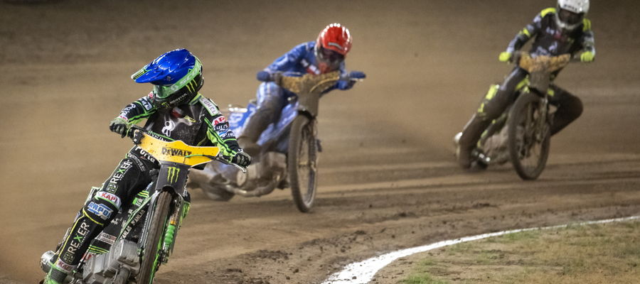 Bartosz Zmarzlik (kask czerwony) i Patryk Dudek (niebieski) oraz Słowak Martin Vaculik (biały) podczas Grand Prix Polski w Toruniu