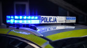 Kierował łokciem, a w dłoniach trzymał telefon