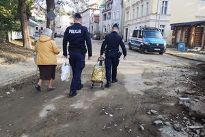 Podkarpaccy policjanci dbają o bezpieczeństwo i pomagają powodzianom