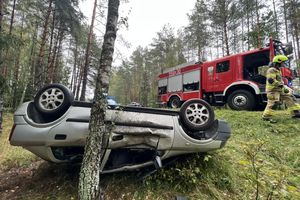 Wypadek pod Jedwabnem. Samochód wypadł z drogi, dachował i uderzył w drzewo.