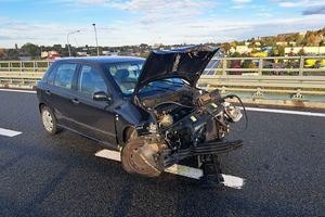 Kolizja na S22. Mężczyzna stracił panowanie nad autem i uderzył w barierę ochronną