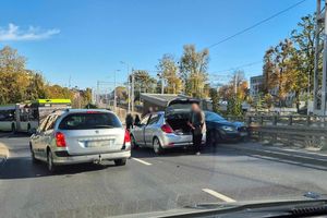 Zderzenie w centrum Olsztyna. Utrudnienia w ruchu [ZDJĘCIA]