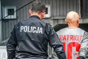 
44-latek zatrzymany w Młynarach dzięki informacji z Krajowej Mapy Zagrożeń Bezpieczeństwa. Sprawa jest rozwojowa, policjanci nie wykluczają kolejnych zatrzymań
