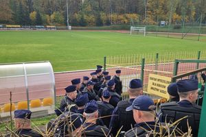 Policjanci ćwiczyli na stadionie w Giżycku