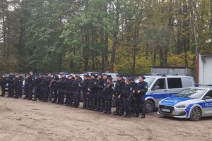 Policjanci ćwiczyli na stadionie w Giżycku zabezpieczenie imprez masowych 