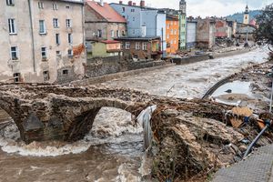 Tragedia w Lądku-Zdroju.  70-latek zginął po upadku z mostu