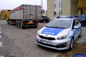 Policjanci z Warmii i Mazur sprawdzają ciężarówki 