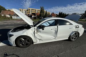 Zderzenia tramwaju z mercedesem na Ogólnej