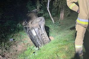 15-latek kupił auto, jadąc nim z dwoma kolegami, dachował