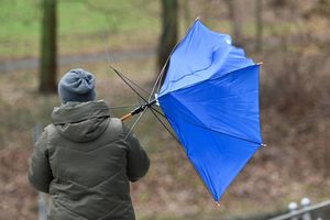 IMGW wydał ostrzeżenia I i II st. przed silnym wiatrem