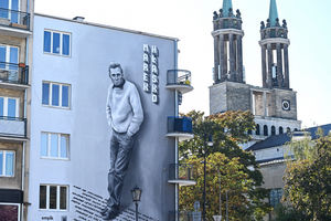 Warszawa upamiętnia Marka Hłaskę – niezwykły mural odsłonięty na Żoliborzu!