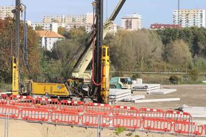 Ogromny plac budowy. Tu powstanie salon i nowa ulica [ZDJĘCIA]