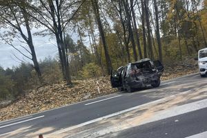 Na wylotówce z Olsztyna do Warszawy senior wjechał w osobówkę. Jedna osoba trafiła do szpitala 