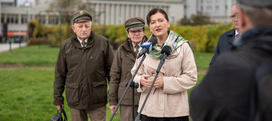 Podczas konferencji prasowej poruszono kwestie związane z decyzjami Ministerstwa Klimatu i Środowiska dotyczącymi gospodarki leśnej, które budzą coraz większy sprzeciw lokalnych społeczności