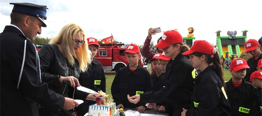 Jubileuszowy tort pokroili Danuta Kędziorska-Cieszyńska, wójt gminy Brzozie i Karol Weręgowski, naczelnik jednostki jubilatki