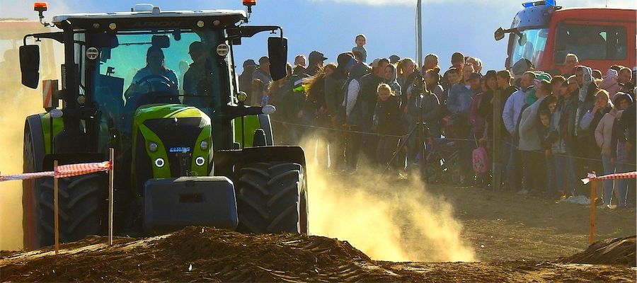 Traktorowe wyścigi w Janówku cieszą się ogromnym powodzeniem i przyciągają prawdziwe tłumy widzów