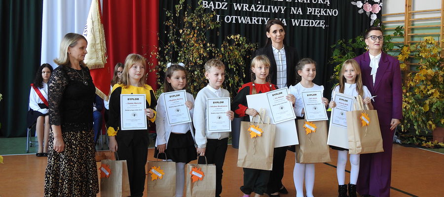 Laureaci konkursów szkolnych po wręczeniu nagród i wyróżnień