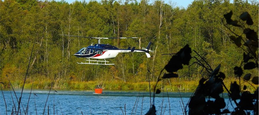 Śmigłowiec Bell 206 Lasów Państwowych pobiera wodę z Jeziora Wielkie Partęczyny