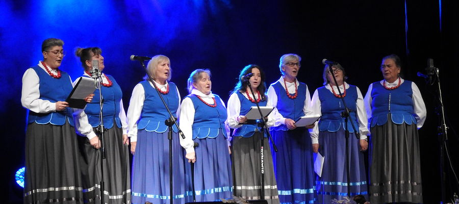 Zespół „Prząśniczki” na scenie ROK w Olecku podczas Senioriady 