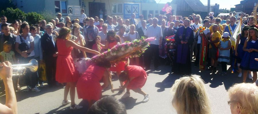 Pokłon feretronu przed kapliczką przydrożną w Swarzewie na Kaszubach