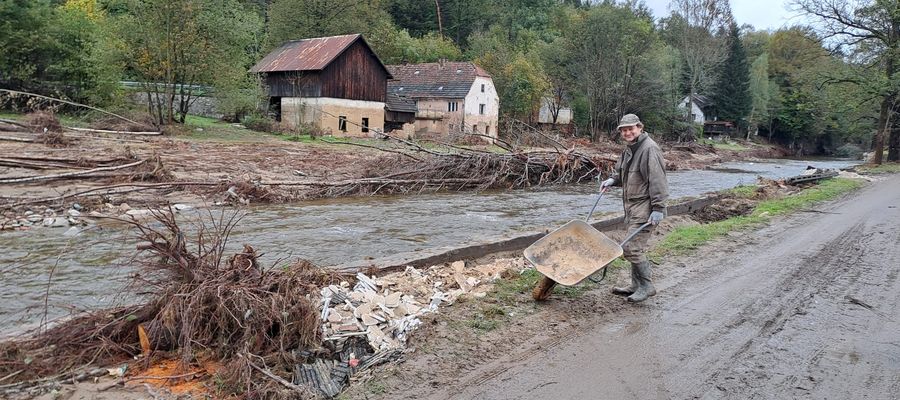 Leśnicy ze Starych Jabłonek pomagają powodzianom 