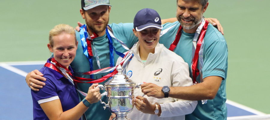 Daria Abramowicz (od lewej), Maciej Ryszczuk, Iga Świątek, Tomasz Wiktorowski po wygranym US Open w Nowym Jorku w 2022 roku