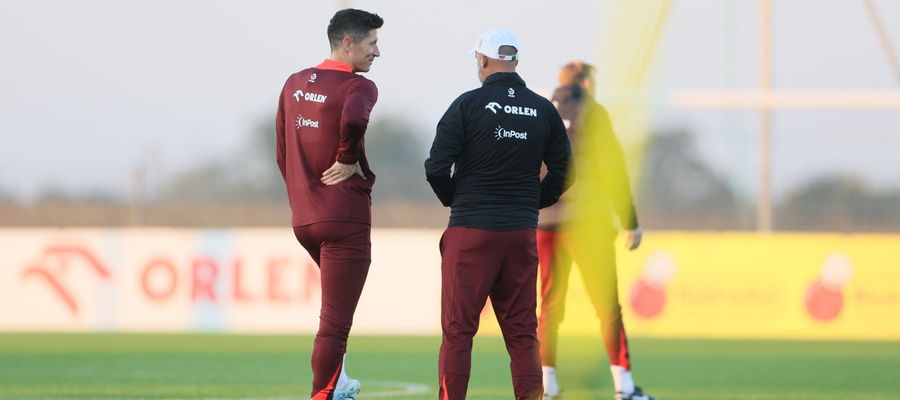 Robert Lewandowski i selekcjoner Michał Probierz podczas treningu kadry w podwarszawskich Książenicach