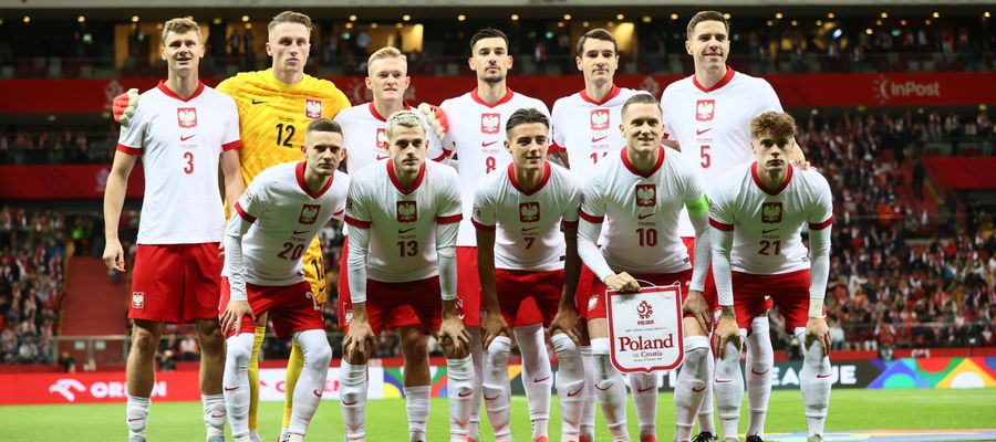 Piłkarze reprezentacji Polski, w składzie: 12-Marcin Bułka - 3-Paweł Dawidowicz, 5-Jan Bednarek, 14-Jakub Kiwior - 13-Jakub Kamiński, 20-Sebastian Szymański, 8-Jakub Moder, 10-Piotr Zieliński (kapitan), 7-Kacper Urbański, 21-Nicola Zalewski i 11-Karol Świderski