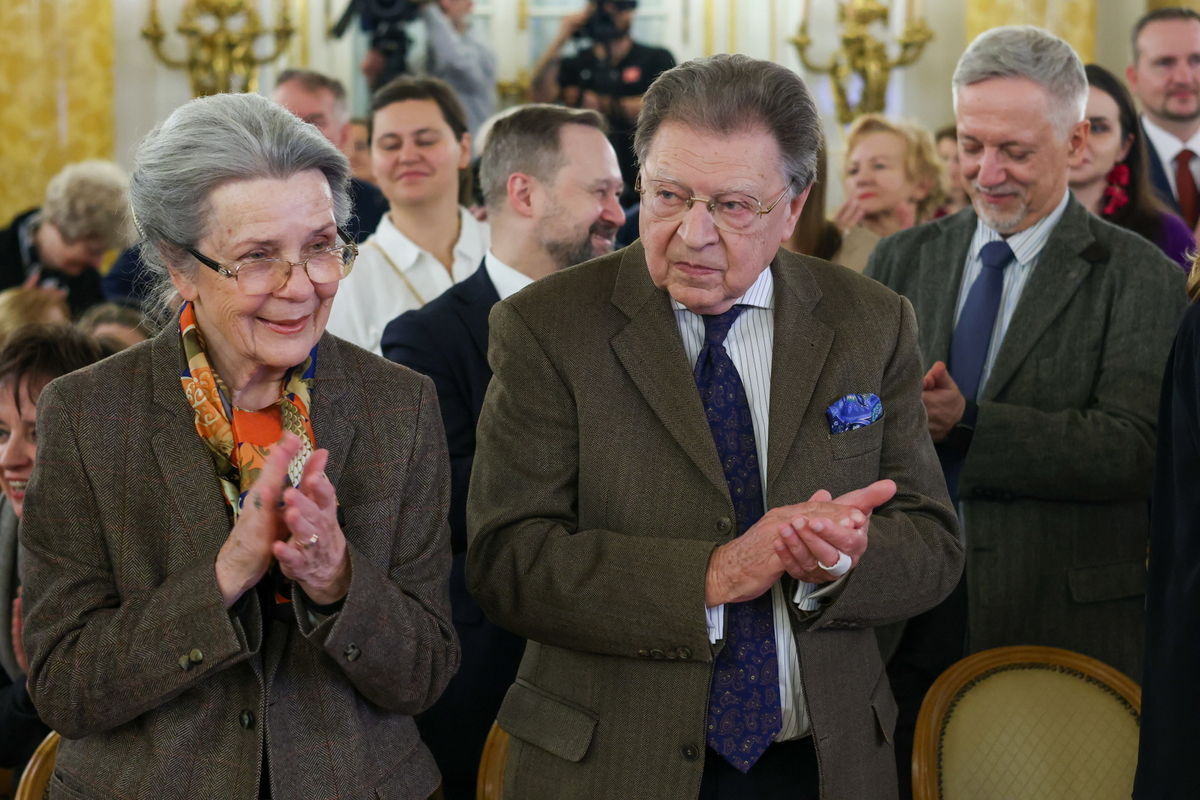 Były dyrektor Zamku Królewskiego Andrzej Rottermund (2L) z żoną Marią (L) na gali z okazji zakończenia Jubileuszu 50-lecia odbudowy Zamku Królewskiego w Warszawie