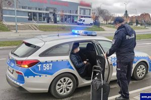 Policjanci z Lidzbarka Warmińskiego udzielili pomocy poszkodowanej kobiecie  w Olsztynie