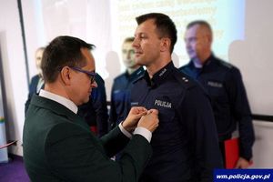 Walczy z przestępczością i tworzy muzykę. Policjant z Olsztyna przeciwko hejtowi