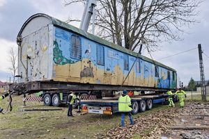 Wagon pełen wspomnień odjechał na lawecie...