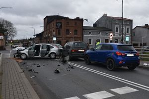 Zdarzenie 4 pojazdów na skrzyżowaniu 