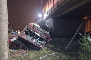 Autokar spadł z wiaduktu na A4. Ucierpiała jedna osoba