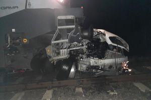 Tragiczny wypadek. Auto wjechało pod pociąg, zginęło 5 osób