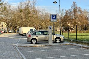 Elbląg: Ulica Kumieli już po remoncie. Dzięki temu na Starym Mieście jest więcej płatnych miejsc parkingowych
