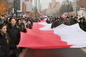 Olsztyn uczcił Niepodległość. Wielka biało-czerwona flaga przeszła ulicami stolicy Warmii i Mazur [ZDJĘCIA]