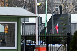 Wszedł na pomnik smoleński. Trafił na obserwację psychiatryczną