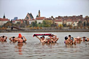 Chłodne kąpiele i gorące emocje! Szkółka morsowa znów na plaży Rusałka!