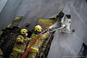 Spłonął zakład produkujący znicze. To była trudna akcja