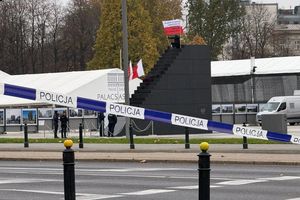 Wtargnął na pomnik smoleński. Został obezwładniony