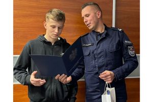 Znalazł pieniądze na ulicy. Uczciwy 14-latek przekazał je policjantom